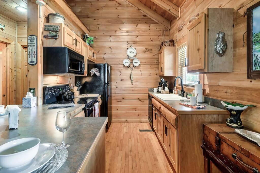 Spectacular Mtns Views With Private Hot Tub With Pool Table And Private Pond Villa Sevierville Bagian luar foto