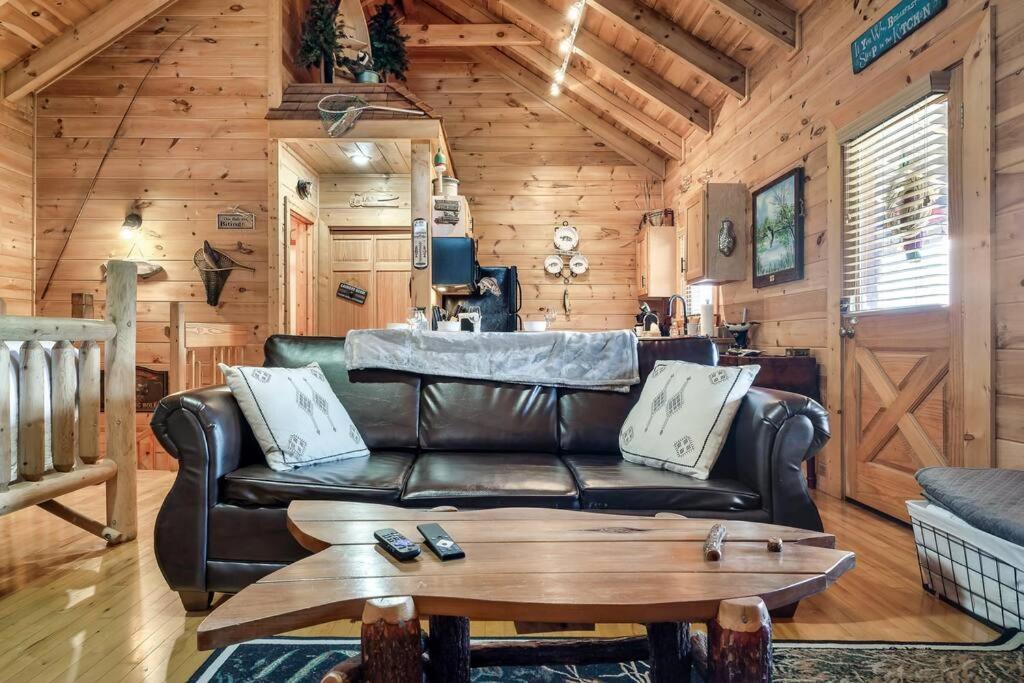 Spectacular Mtns Views With Private Hot Tub With Pool Table And Private Pond Villa Sevierville Bagian luar foto