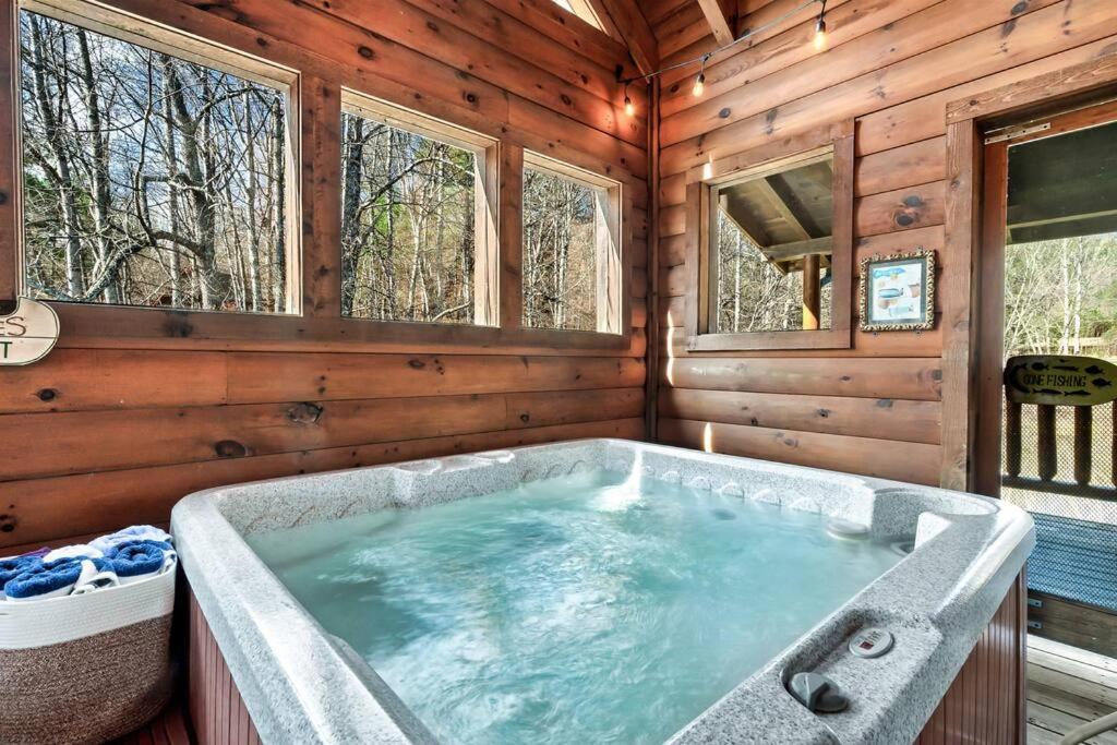 Spectacular Mtns Views With Private Hot Tub With Pool Table And Private Pond Villa Sevierville Bagian luar foto