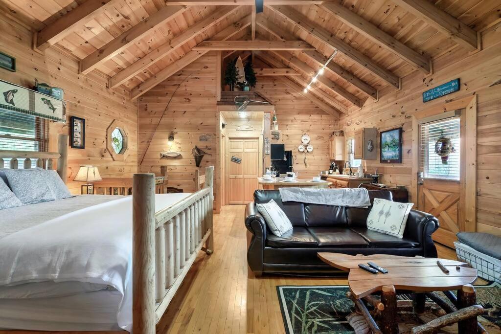 Spectacular Mtns Views With Private Hot Tub With Pool Table And Private Pond Villa Sevierville Bagian luar foto
