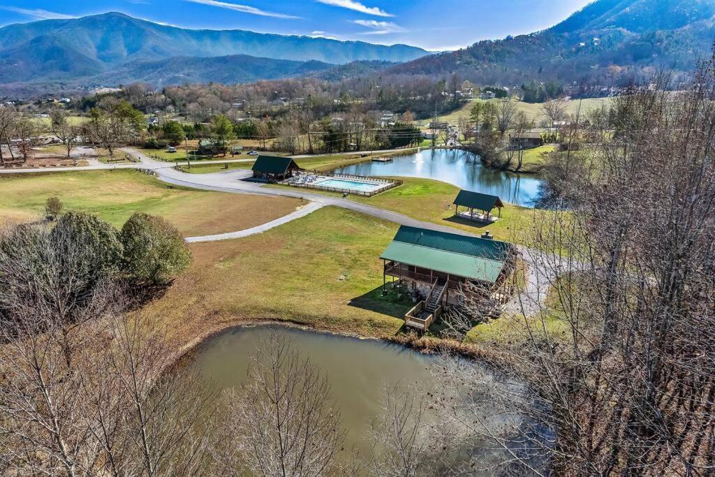Spectacular Mtns Views With Private Hot Tub With Pool Table And Private Pond Villa Sevierville Bagian luar foto