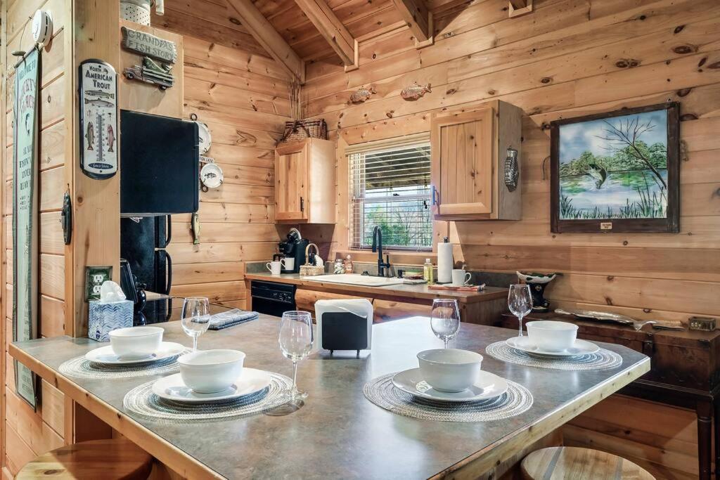 Spectacular Mtns Views With Private Hot Tub With Pool Table And Private Pond Villa Sevierville Bagian luar foto