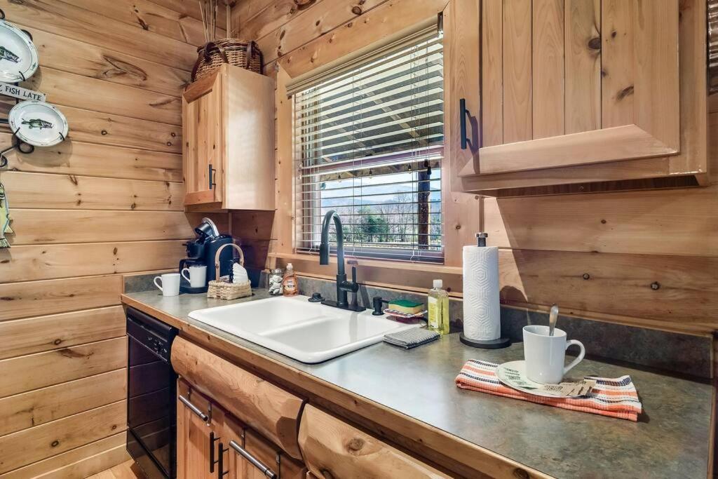 Spectacular Mtns Views With Private Hot Tub With Pool Table And Private Pond Villa Sevierville Bagian luar foto