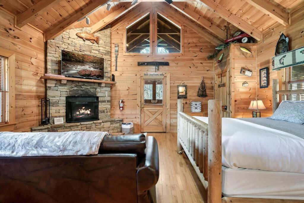 Spectacular Mtns Views With Private Hot Tub With Pool Table And Private Pond Villa Sevierville Bagian luar foto