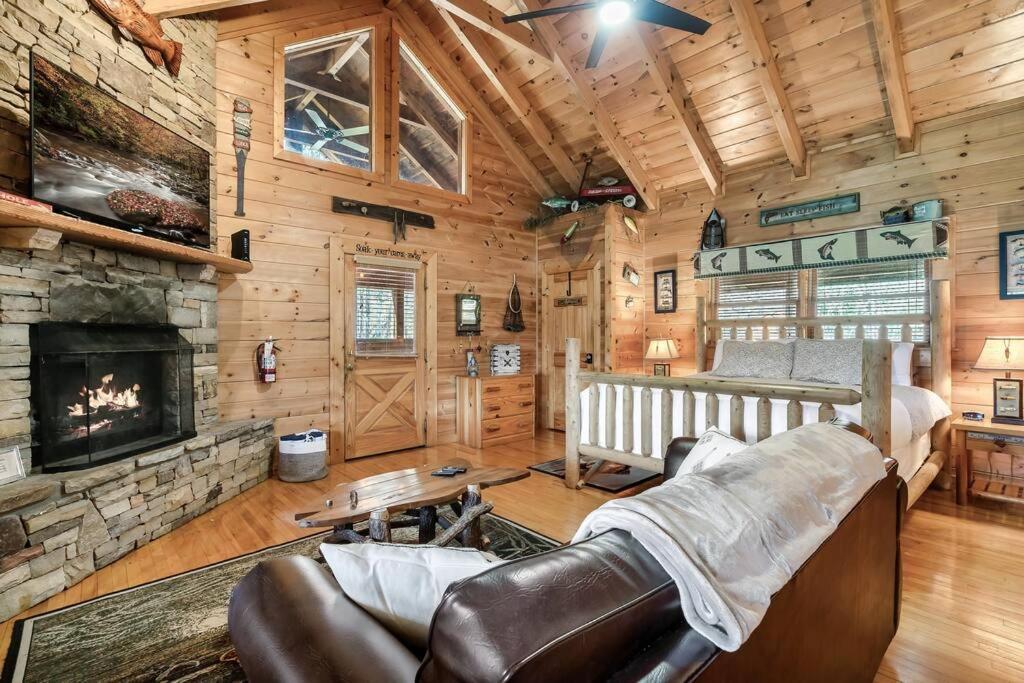 Spectacular Mtns Views With Private Hot Tub With Pool Table And Private Pond Villa Sevierville Bagian luar foto
